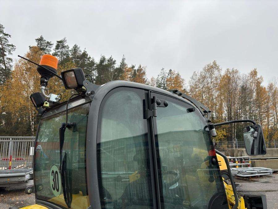 2016 Wacker Neuson WL25 Loader with bucket and forks - Image 18