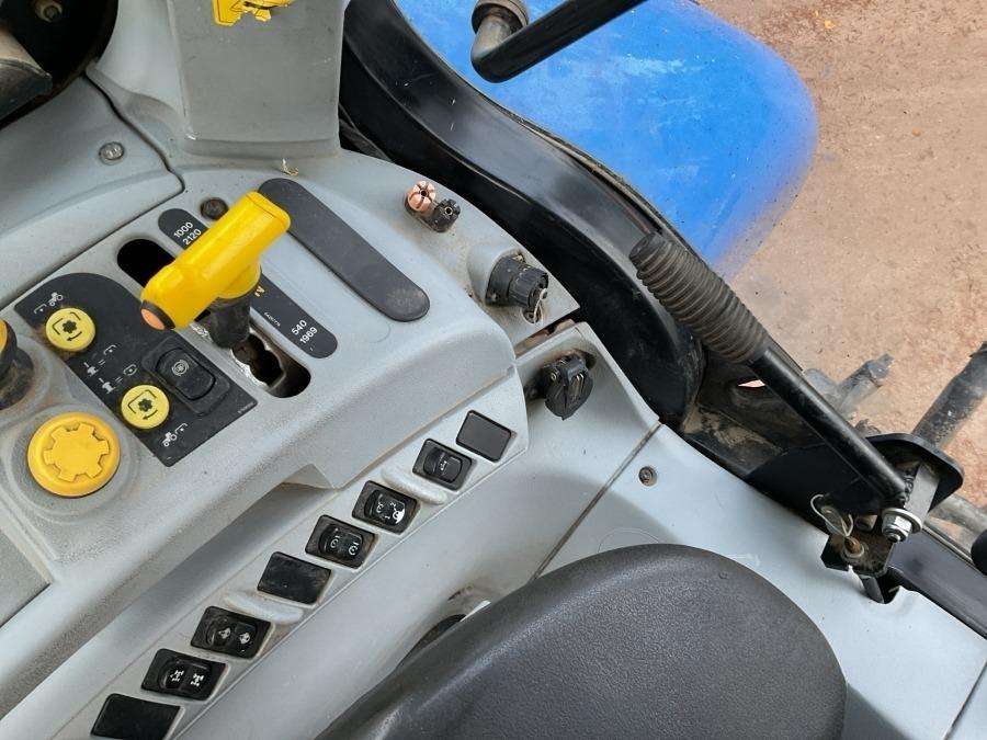 2012 New Holland T6070 Elite Tractor with loader - Image 20