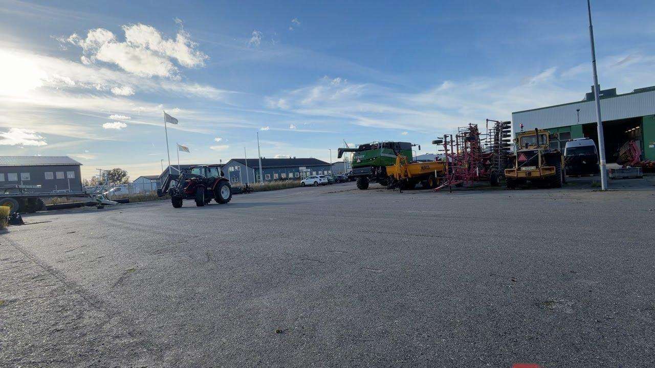 2021 Valtra A75 Tractor with loader - Image 3