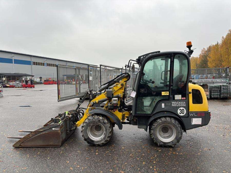 2016 Wacker Neuson WL25 Loader with bucket and forks - Image 4