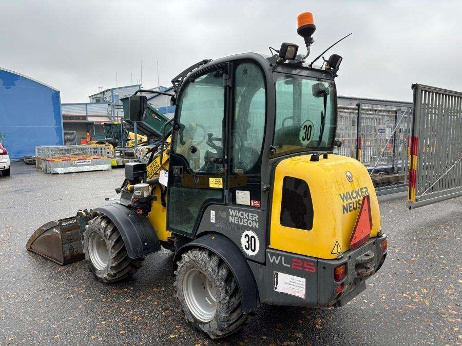 2016 Wacker Neuson WL25 Loader with bucket and forks - Image 5