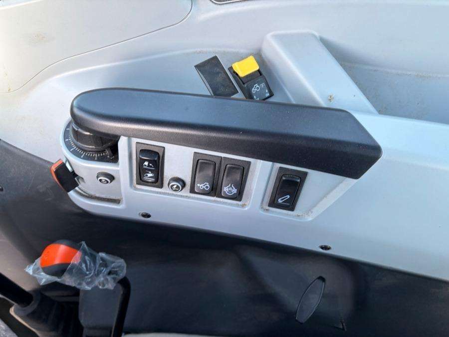 2021 Valtra A75 Tractor with loader - Image 58