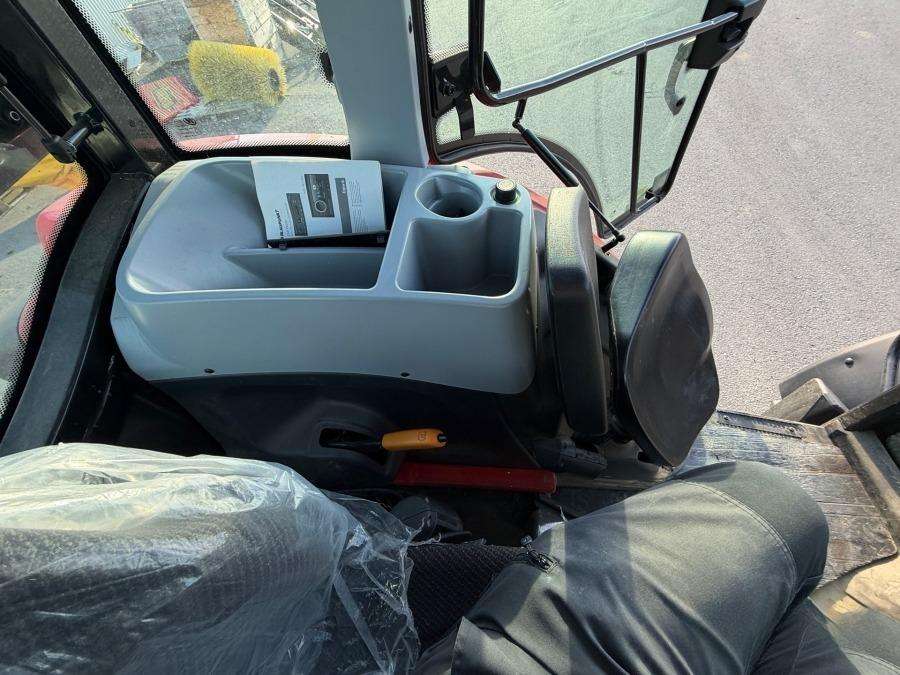 2021 Valtra A75 Tractor with loader - Image 68