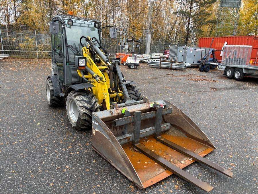 2016 Wacker Neuson WL25 Loader with bucket and forks - Image 9