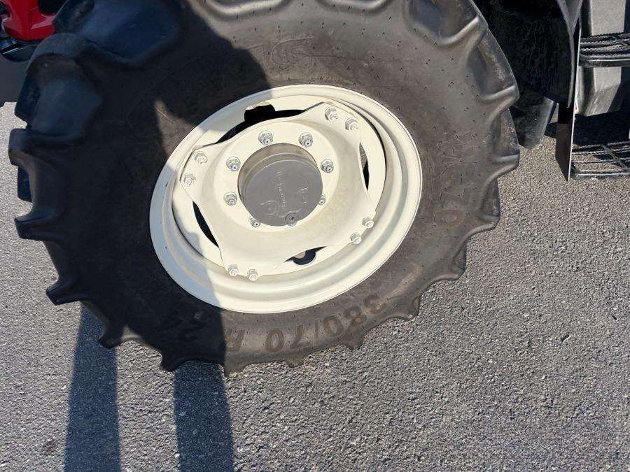 2021 Valtra A75 Tractor with loader - Image 9