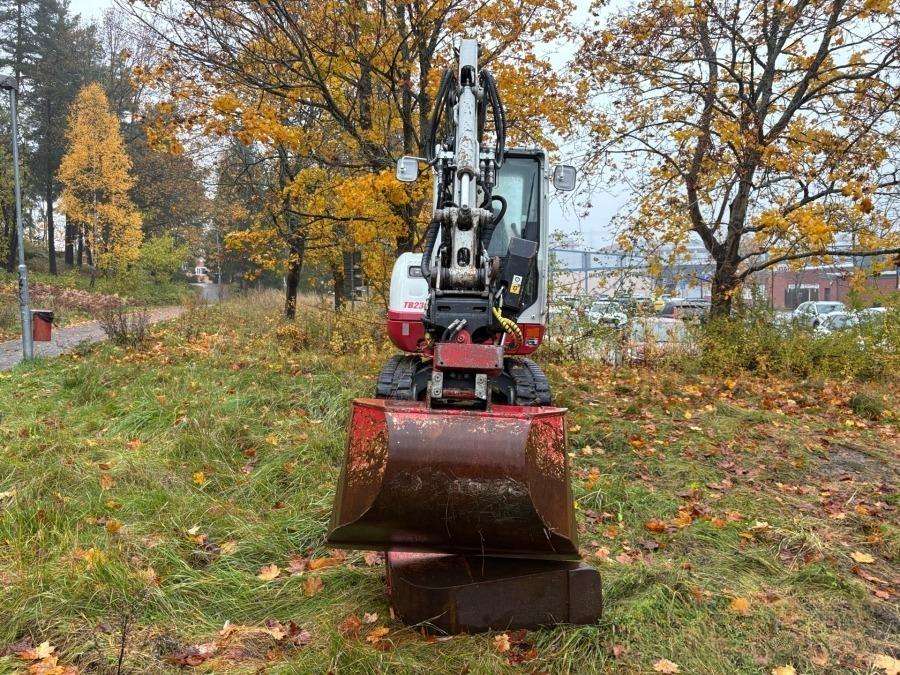 2021 Takeuchi TB 230 Excavator with rototilt & attachments - Image 10