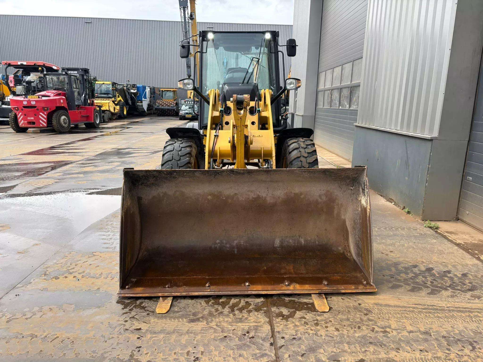 2022 Caterpillar 908M Loader - Image 9