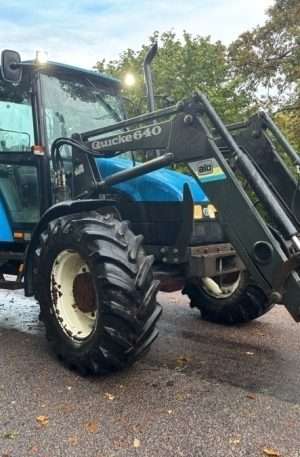 1997 New Holland 6635 Tractor with front loader